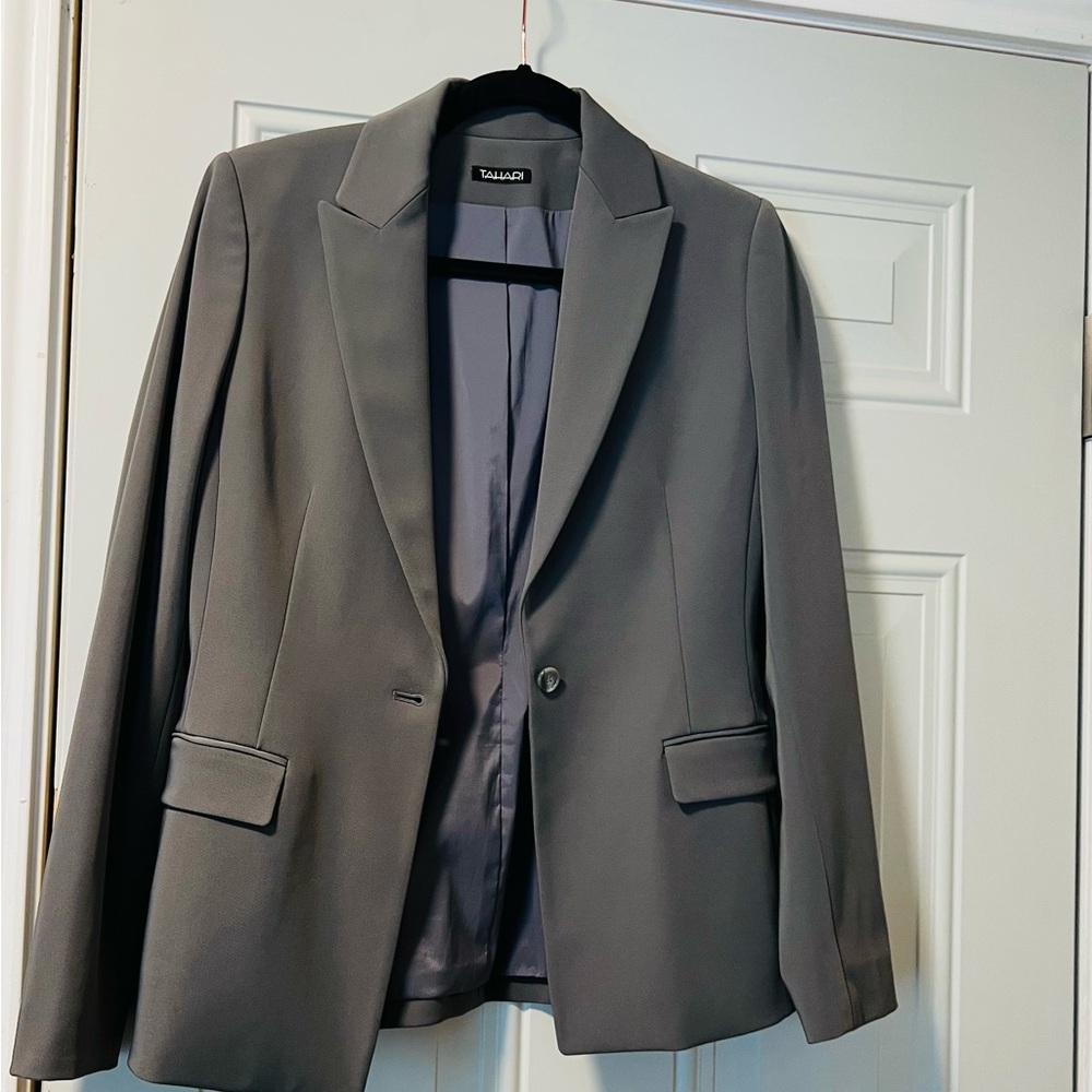 Tahari Black Fitted Blazer with Notched Lapels